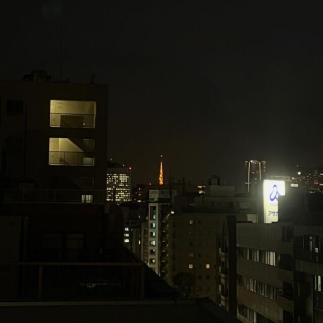 会社の外階段から遠くに東京タワーが見えました！そして、近くにあるはずのスカイツリーはかすかに、、！👀

#トップス #東京タワー #スカイツリー