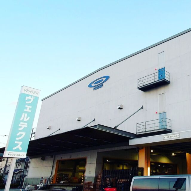 弊社の新入社員は今日から関連会社の株式会社ヴェルテクスへ研修に行きました！こちらの会社では、セット加工、検品および仕分け配送などをメインで行う流通加工会社です。たくさん学んで帰ってきて欲しいですね！🙌
https://vertex-jp.net/

#トップス #新入社員 #ヴェルテクス