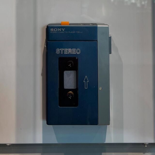 外出先で思わず📷✨直接的なデザインがカッコいい。
レコードに続いてカセットテープも流行ってるみたいだし、今はそういう気分なのかな。
もしやMDも来るのか？？💽←絵文字あるんですね！

#walkman