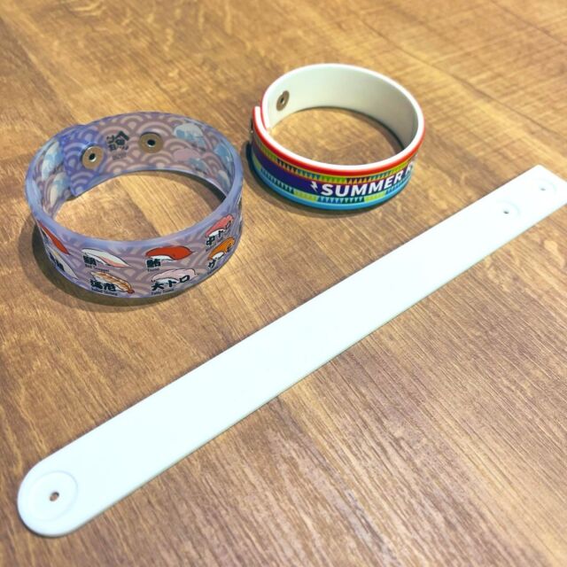 ラバーリストバンドのご紹介です！ラバーと印刷を組み合わせたリストバンドは、これからの季節増えてくる音楽フェスや、イベントの入場グッズとしても良さそうです✨クリアも涼しげでいい感じですね〜

#トップス #TLT #ラバー