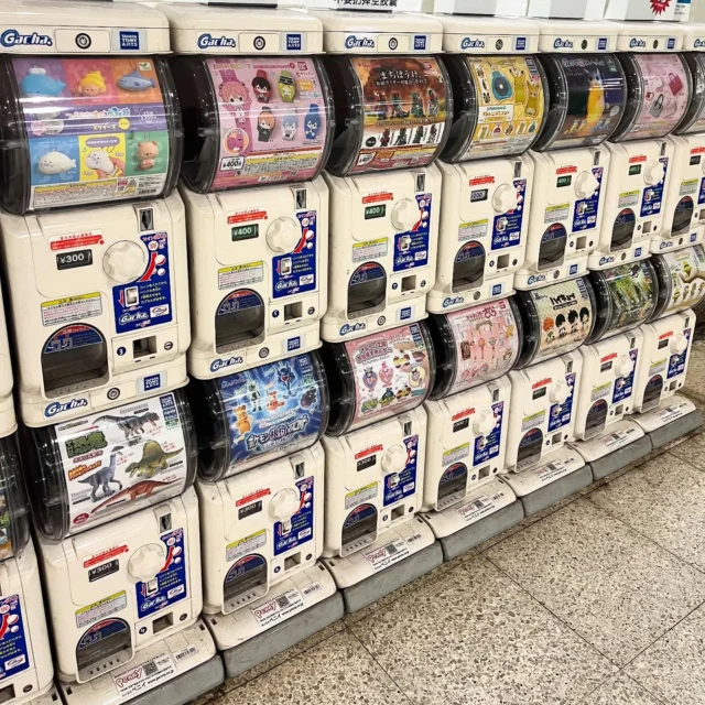 水天宮前駅構内のガチャを要チェックして移動です🚶‍♀️